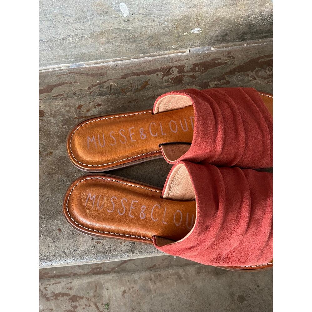 Musse & Cloud “Kennice” rust suede slide sandal with ruched styling - Picture 5 of 9